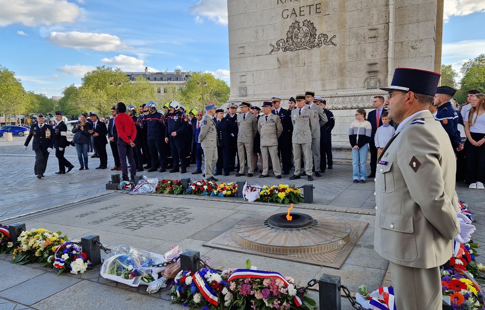 Ravivage de la Flamme sous l'Arc de Triomphe