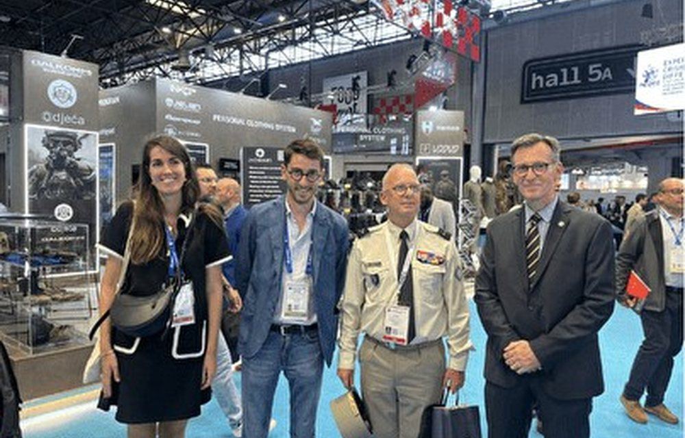 Délégation de l'ACRO sur le stand de la Garde nationale au salon Eurosatory