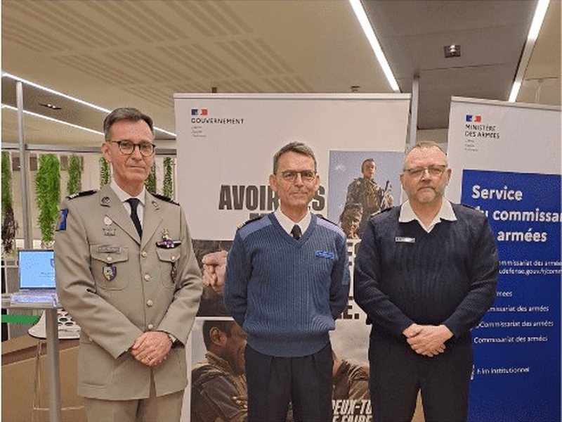 Rencontre entre représentants de l'association et officiers