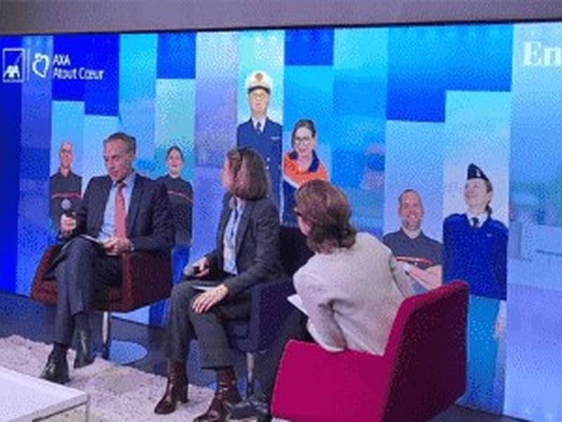 Assemblée réunie lors d'une cérémonie de l'association