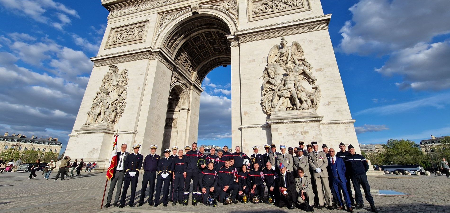 Les membres du conseil d’administration de l’ACRO réunis sous l’Arc de Triomphe